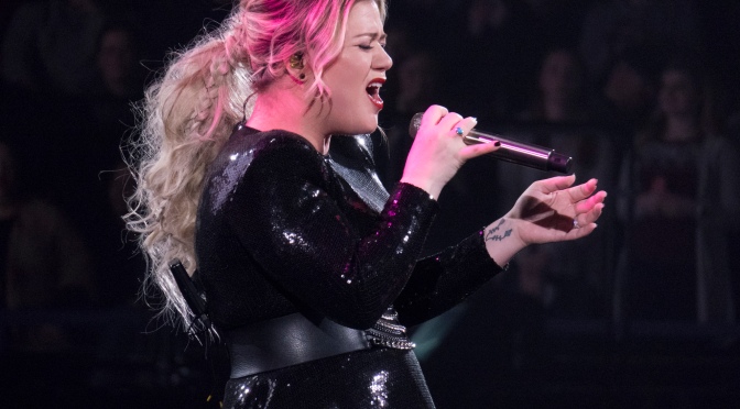 Review: Kelly Clarkson Shines at the Resch Center in Green Bay, WI
