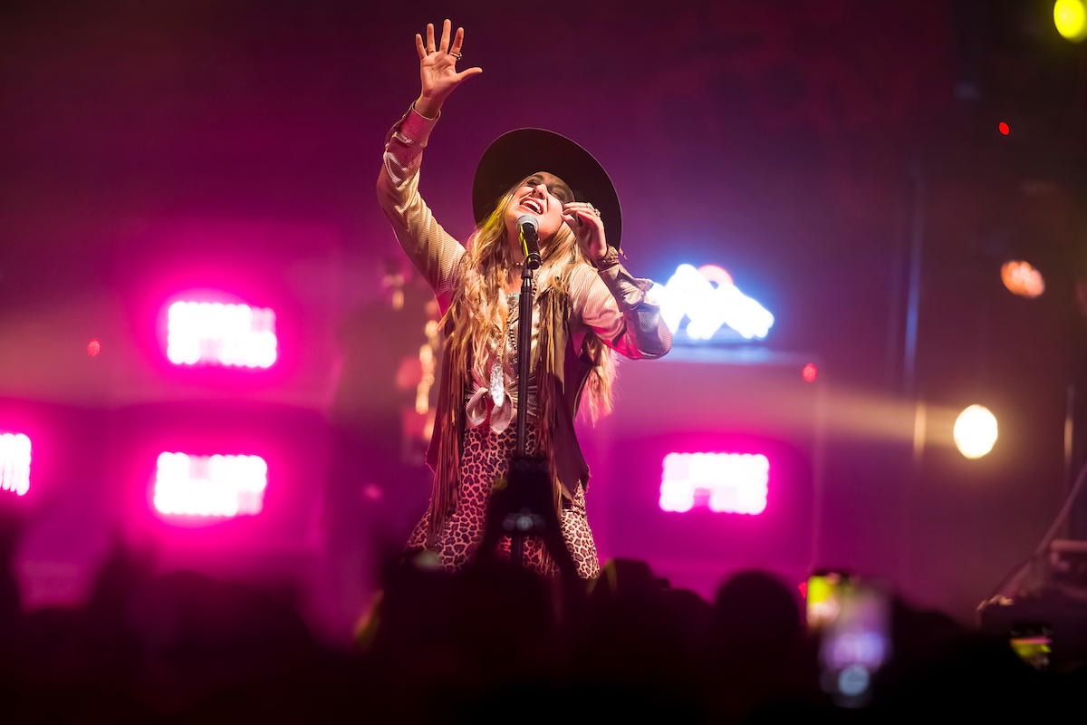 Enl Rocks Country Music Star Lainey Wilson Rocks Sold-Out Milwaukee Show, Riding ...