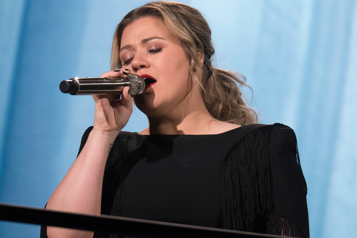 Kelly Clarkson performing in Green Bay